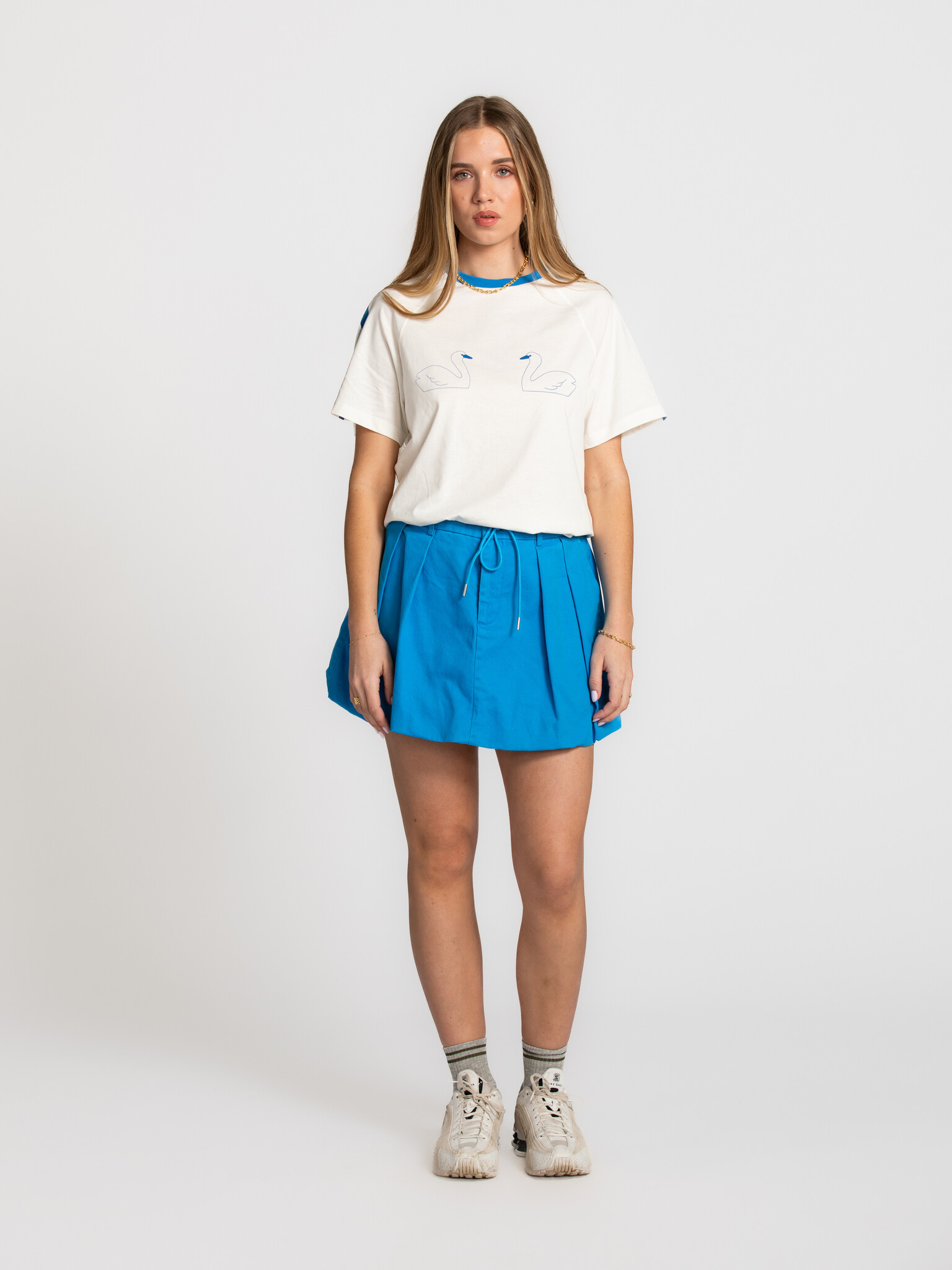 Les Soeurs mini jupe Jett 3. Une mini pleine d’attitude. La teinte bleu vif et la forme volumineuse font de cette jupe un...