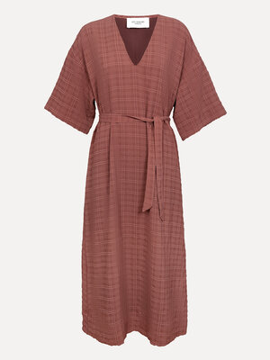 Dress Jagger. Soft and effortlessly chic. The airy fabric moves lightly with you, while the belt softly defines the shape...