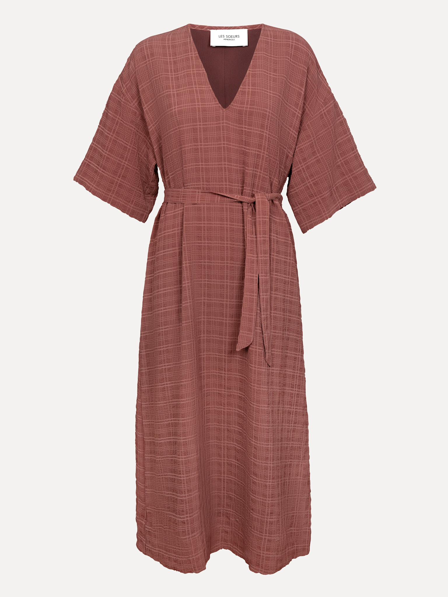 Les Soeurs maxi jurk Jagger 1. Zacht en moeiteloos chic. De luchtige stof beweegt licht met je mee, terwijl de ceintuur d...
