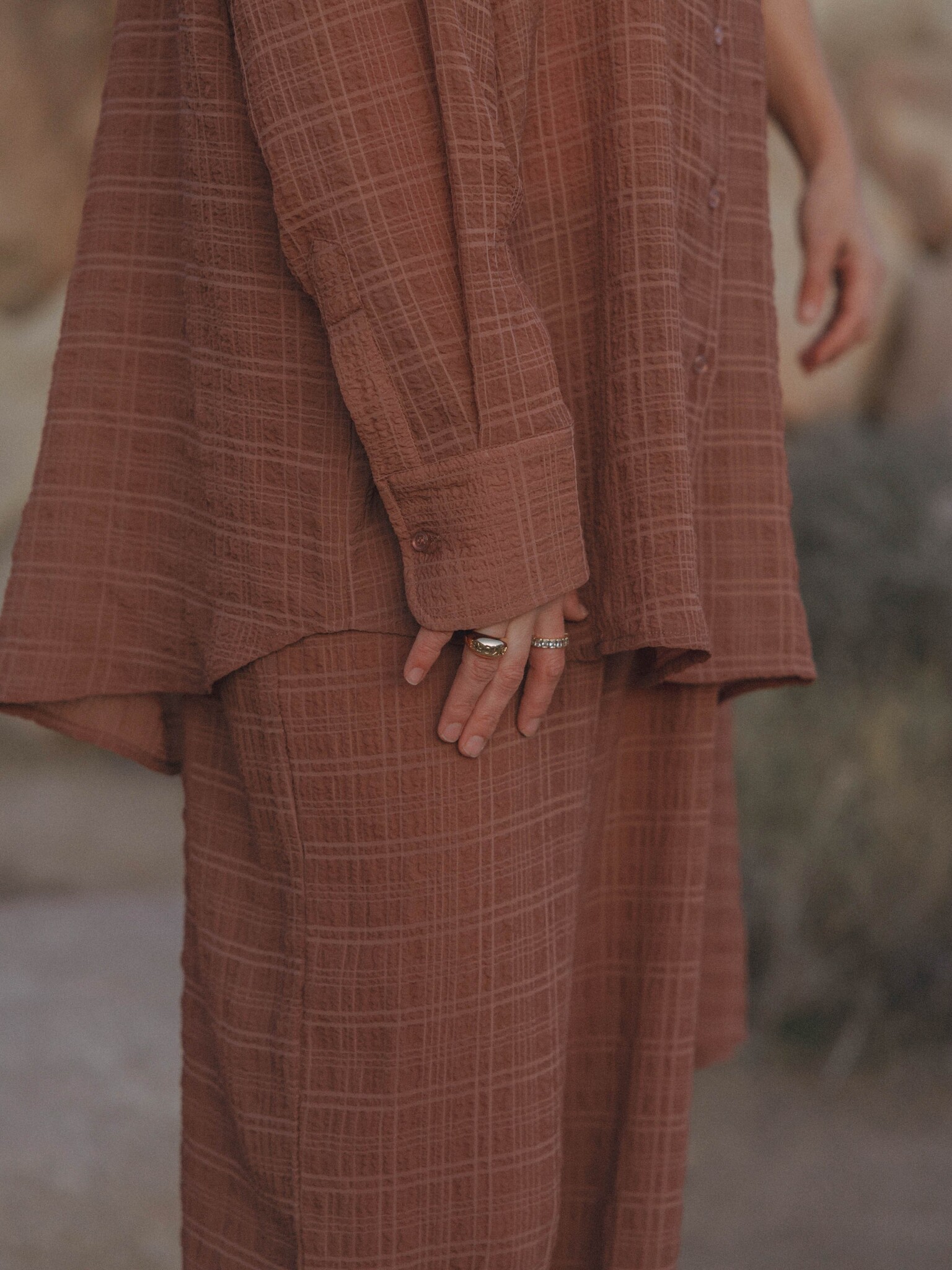 Les Soeurs gestructureerde broek Ces 7. Take it slow. De broek valt los en volgt je beweging zonder moeite, terwijl de su...
