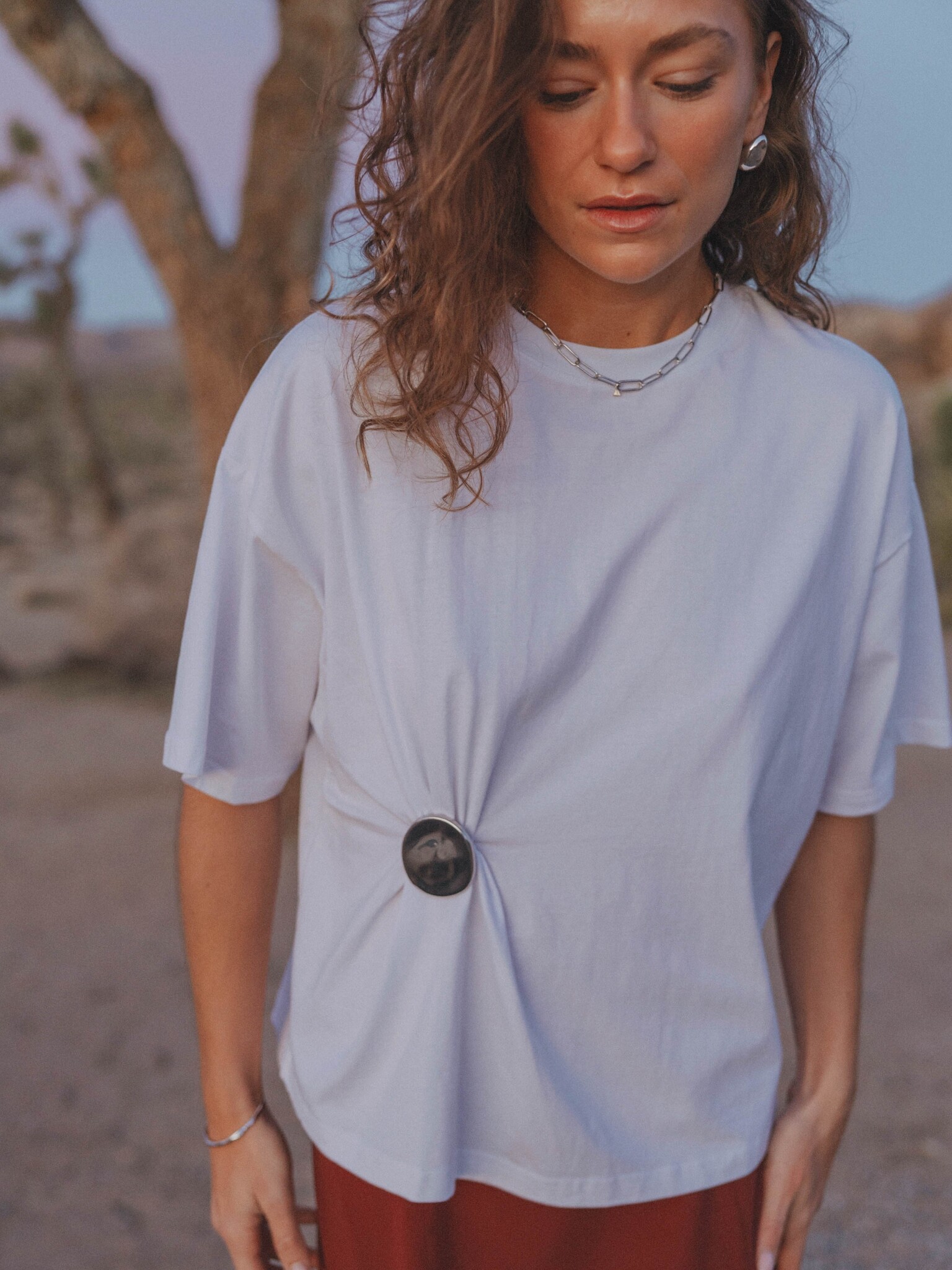 Les Soeurs broche t-shirt Otis 7. It’s all in the detail. De broche trekt de stof subtiel samen en creëert een onverwacht...