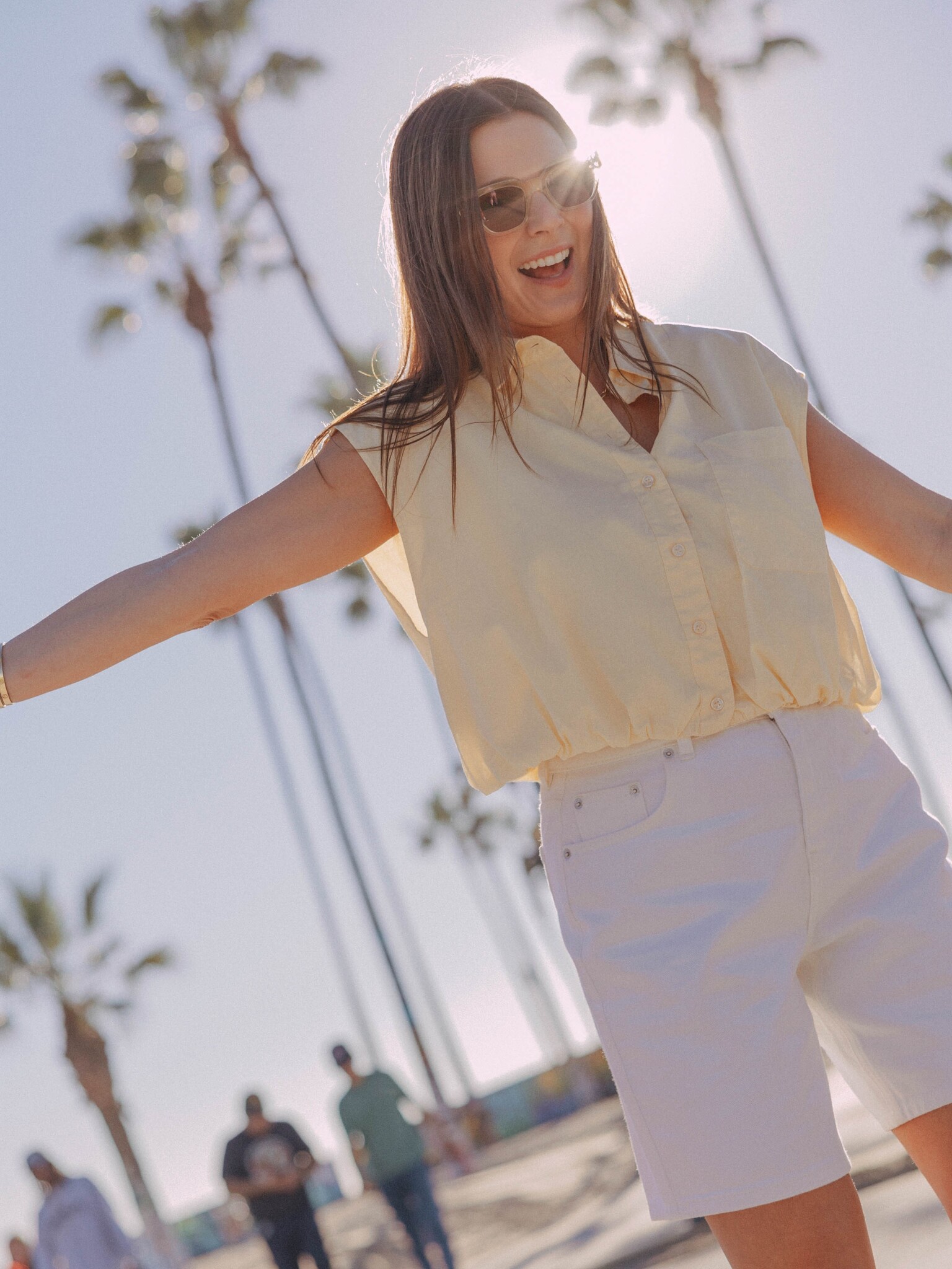 Les Soeurs blouse sans manches Blue 7. Touched by the sun. La teinte chaude et la forme ample apportent une sensation dou...