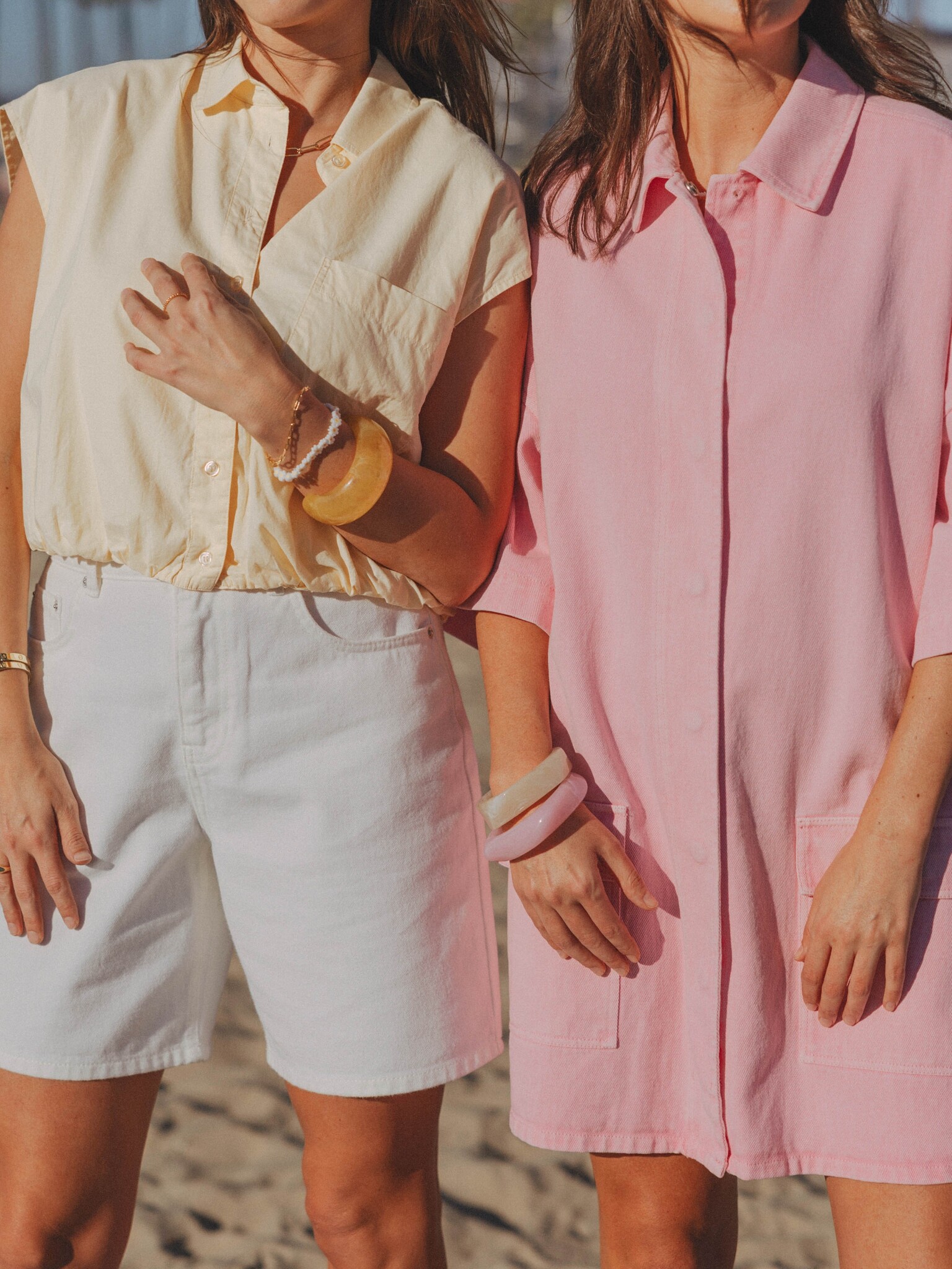 Les Soeurs blouse sans manches Blue 8. Touched by the sun. La teinte chaude et la forme ample apportent une sensation dou...