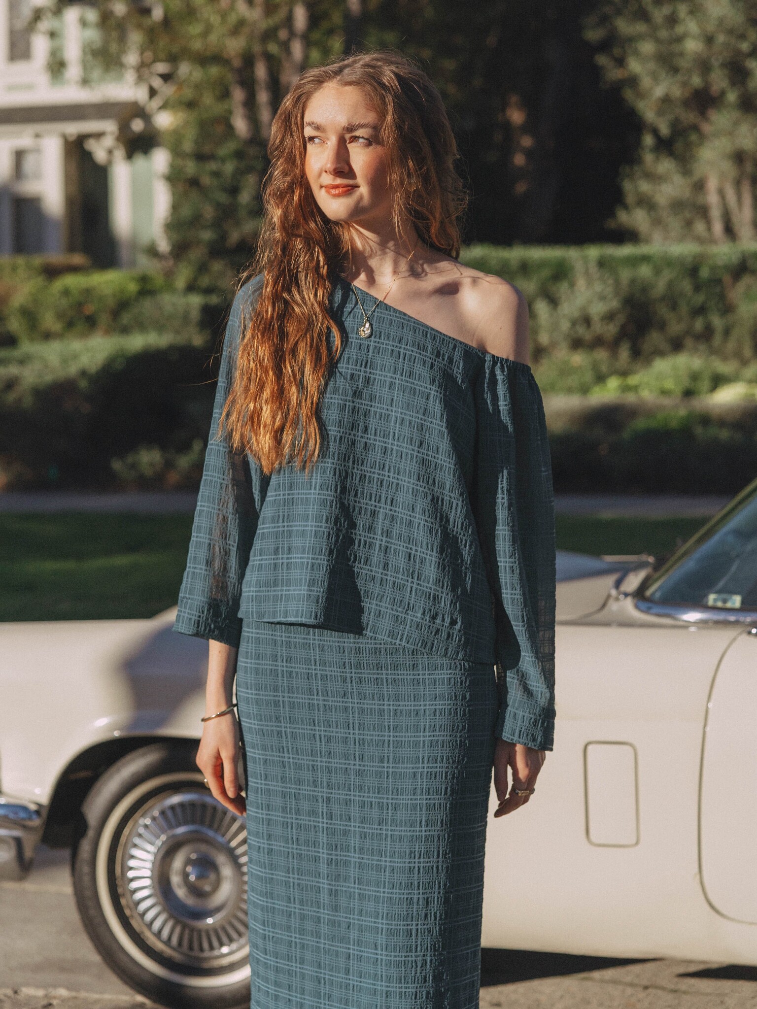 Les Soeurs off-shoulder blouse Sem 8. Just a bit different. You feel it instantly when you put it on: light, free and jus...