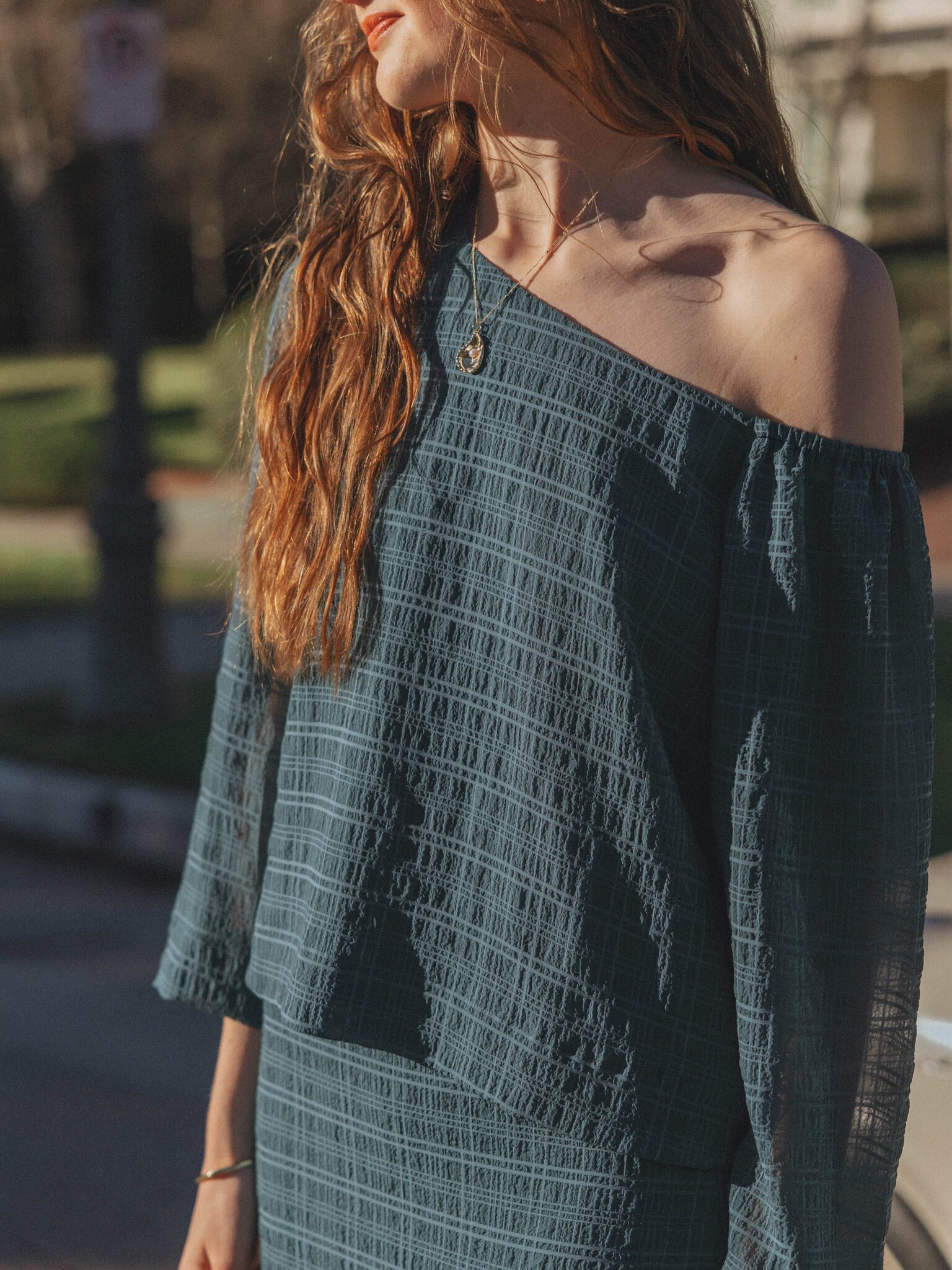 Les Soeurs off-shoulder blouse Sem 7. Just a bit different. You feel it instantly when you put it on: light, free and jus...