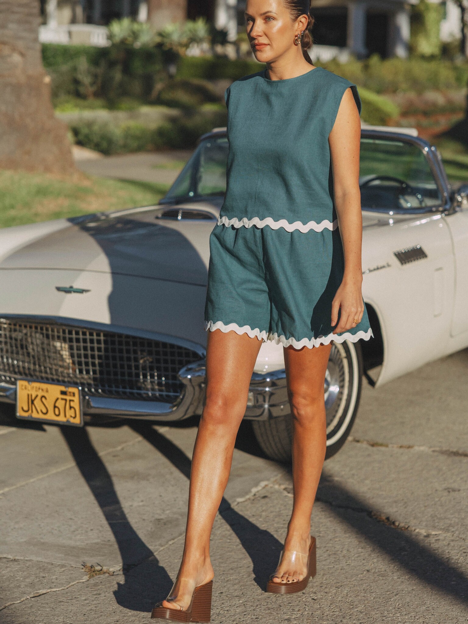 Les Soeurs sleeveless top Aurelie 3. Simple, but just a little different. The airy fit and playful finish create a relaxe...