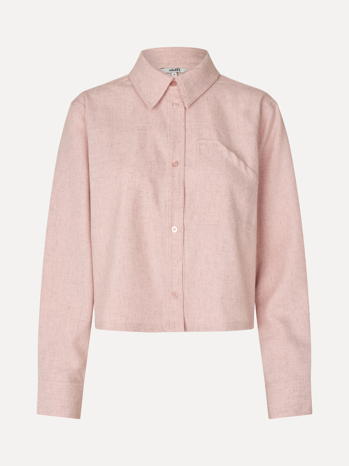 MBYM korte blouse Hoppa Morella 2. Zacht van kleur, licht van gevoel. De cropped pasvorm laat deze blouse ontspannen vall...
