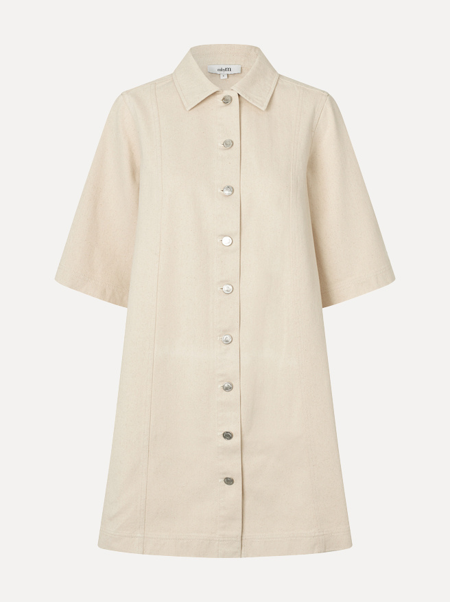 MBYM denim jurk Mira Lalette 2. Een jurk die beweegt zoals jij. De rechte pasvorm valt losjes rond het lichaam, terwijl d...