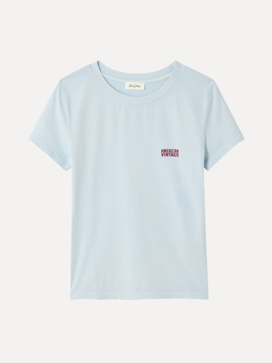 American Vintage T-shirt coupe ajustée Pymaz 2. Simply fitted. Ce T-shirt à la coupe ajustée et à la douce teinte bleue a...