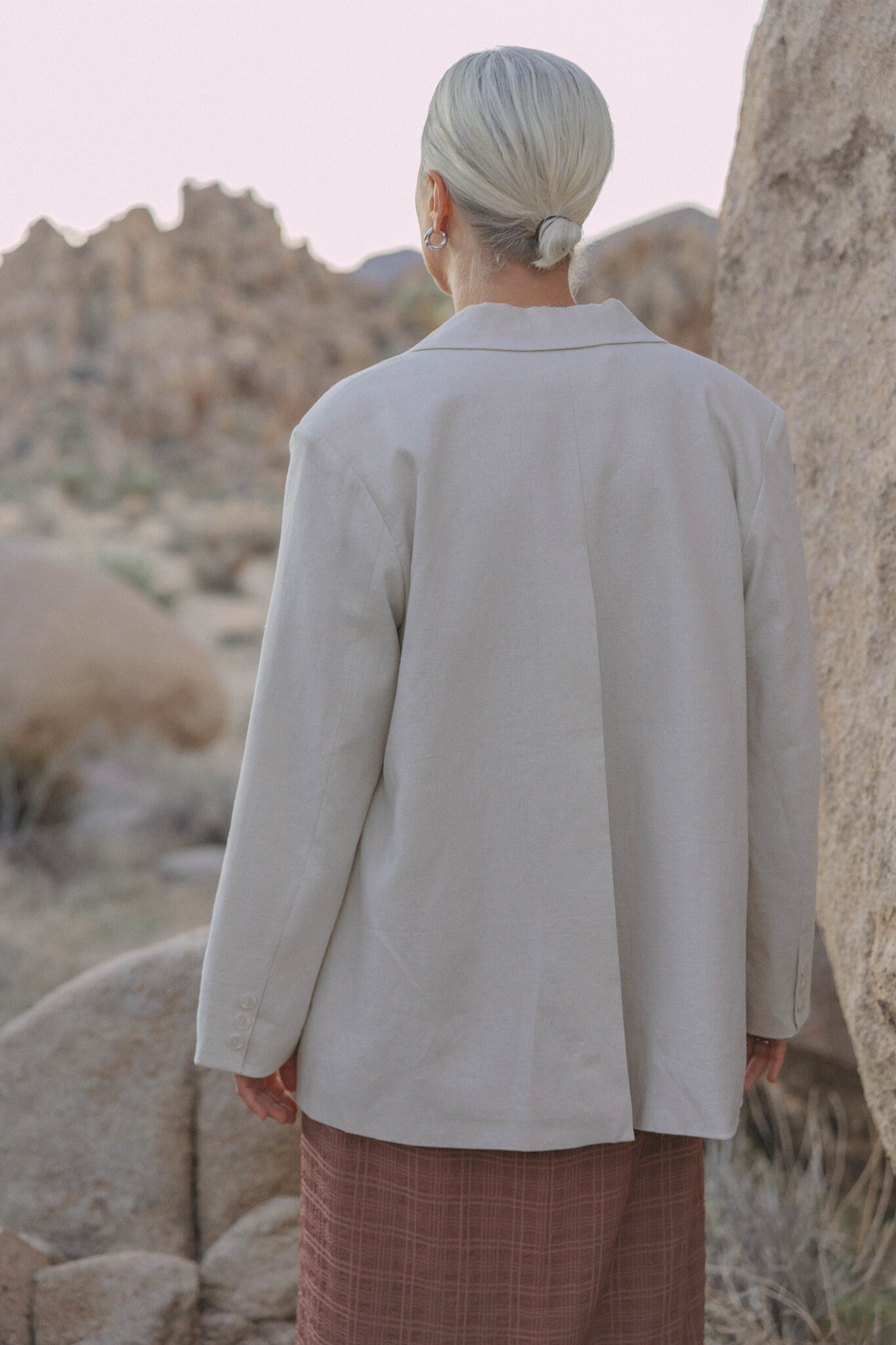 Les Soeurs  blazer oversize Roman 8. Une pièce qui vous emmène vers de longues soirées en extérieur, où la température ba...