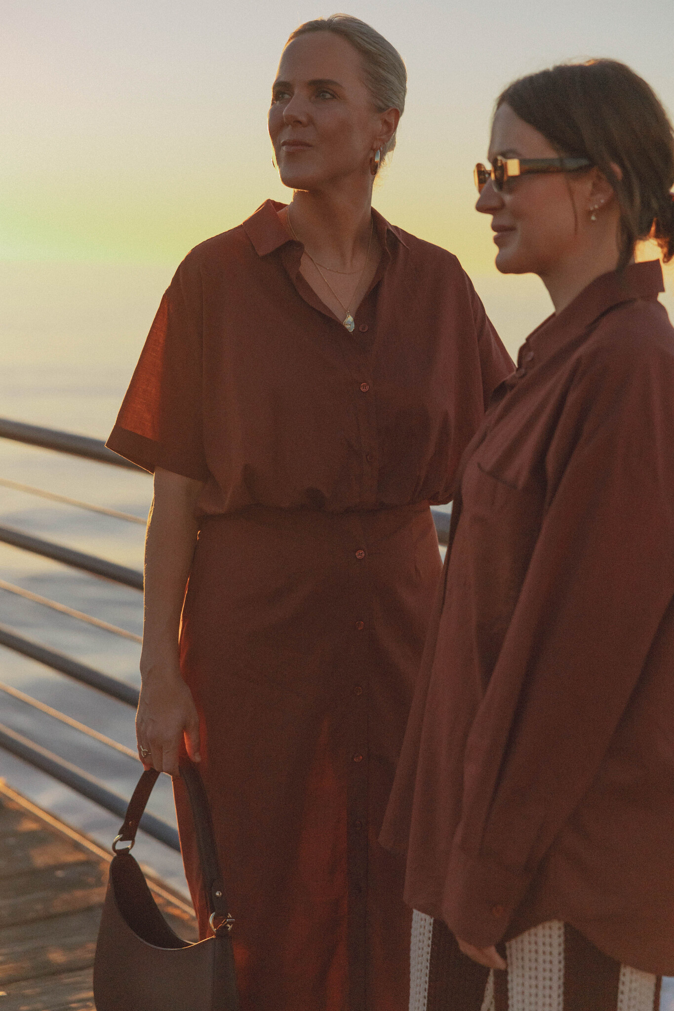 Les Soeurs robe midi Jovi 7. Une élégance naturelle. Les finitions subtiles et la coupe raffinée créent une allure calme ...