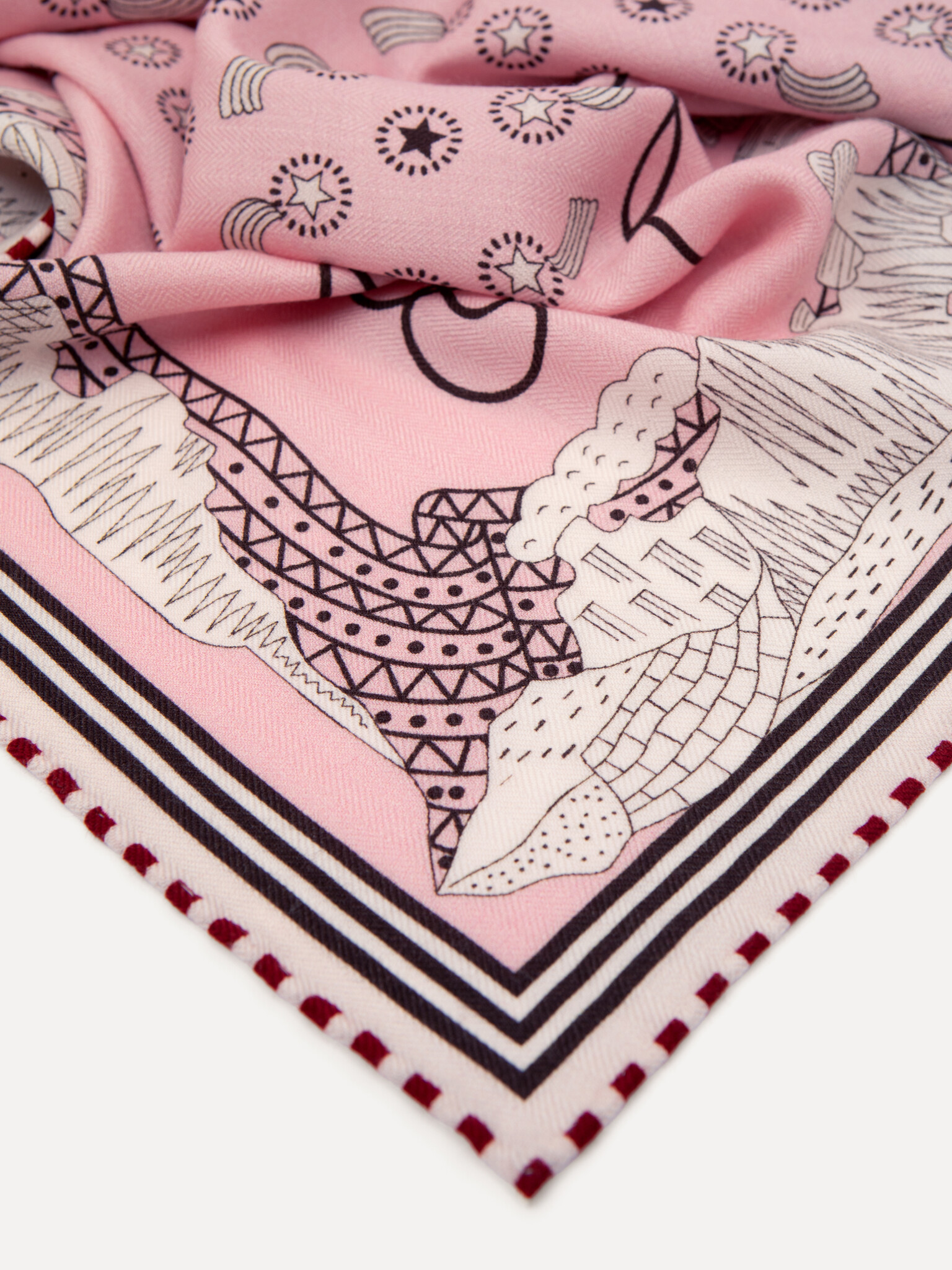 Le Marais Sjaal met print 2. Zonnig, zacht en een tikje speels. Deze sjaal in roze tinten geeft je outfit een frisse ener...