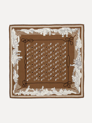 Foulard. Une pièce forte en un geste. Ce foulard à imprimé graphique apporte une touche chaleureuse et pleine de caractèr...