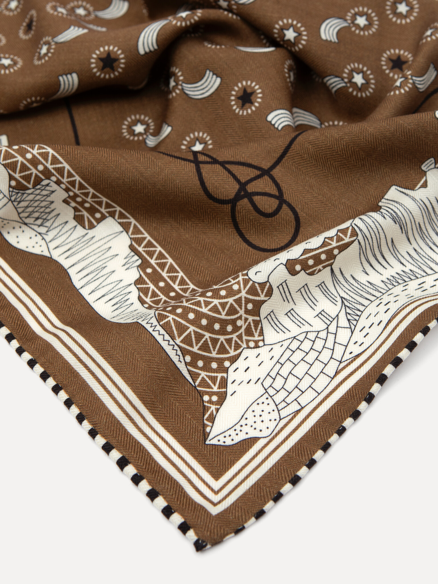 Le Marais Foulard imprimé 2. Une pièce forte en un geste. Ce foulard à imprimé graphique apporte une touche chaleureuse e...