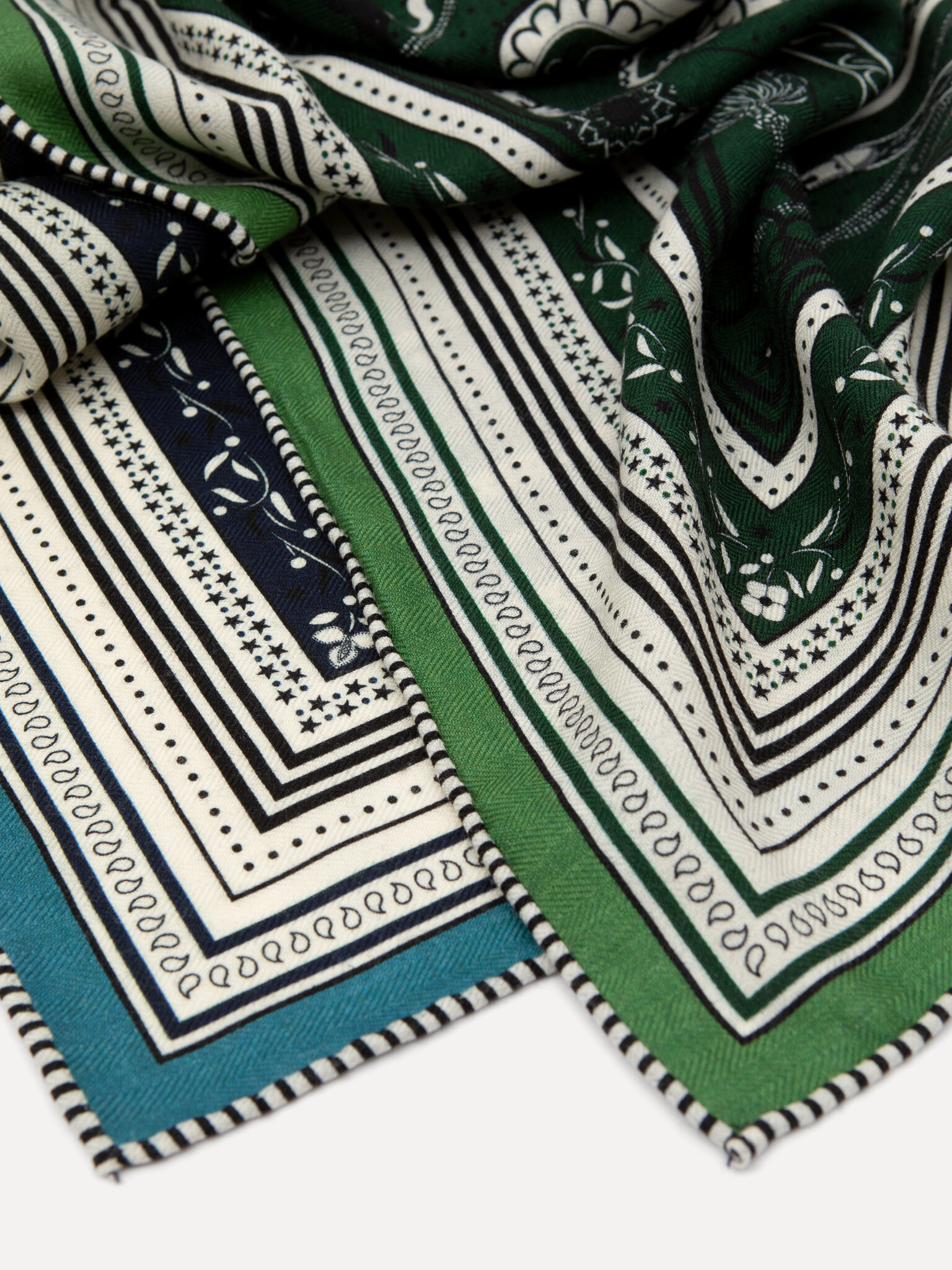 Le Marais Foulard imprimé 2. Pas simplement un accessoire. Ce foulard ressemble à une trouvaille, avec du caractère et un...