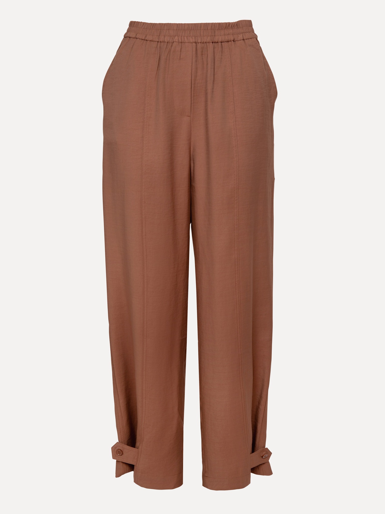 Le Marais pantalon avec détail à l’ourlet Safari 2. Ce pantalon a une allure décontractée, tout en étant riche en détails...