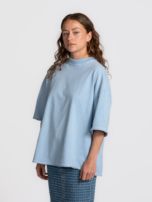 T-shirt Afoma. Easy blue. This oversized t-shirt feels just as relaxed as it looks. The loose fit and soft color make it ...