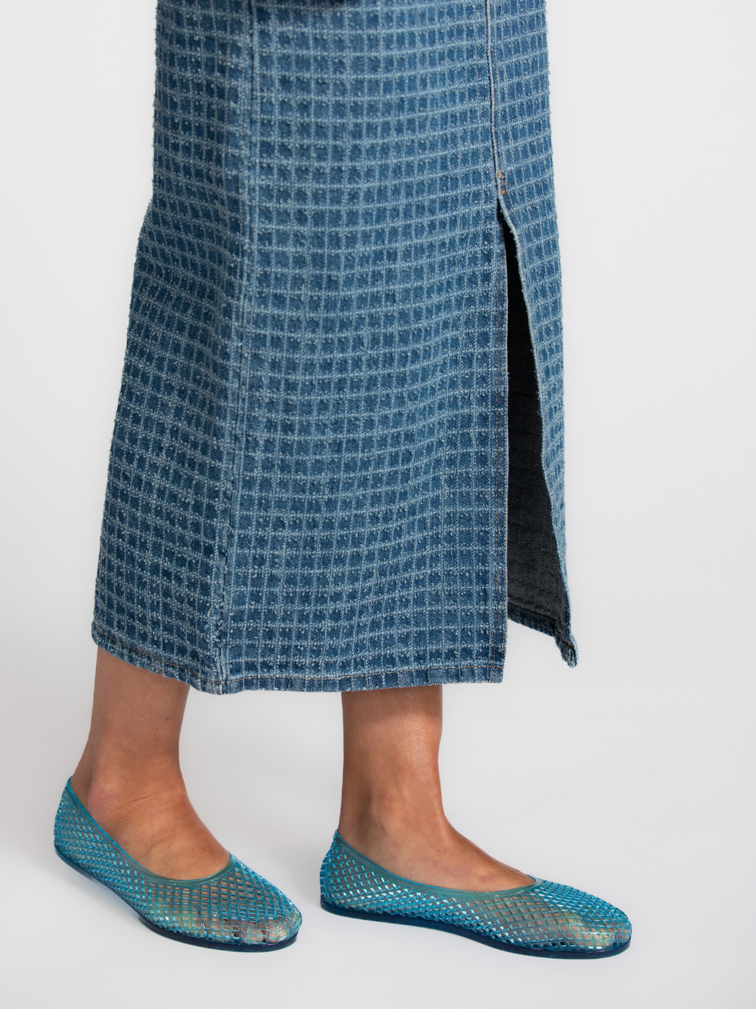 Les Soeurs denim midi rok Polly 4. Tijdloos denim. Deze rok valt op door zijn subtiele structuur en tijdloze uitstraling....