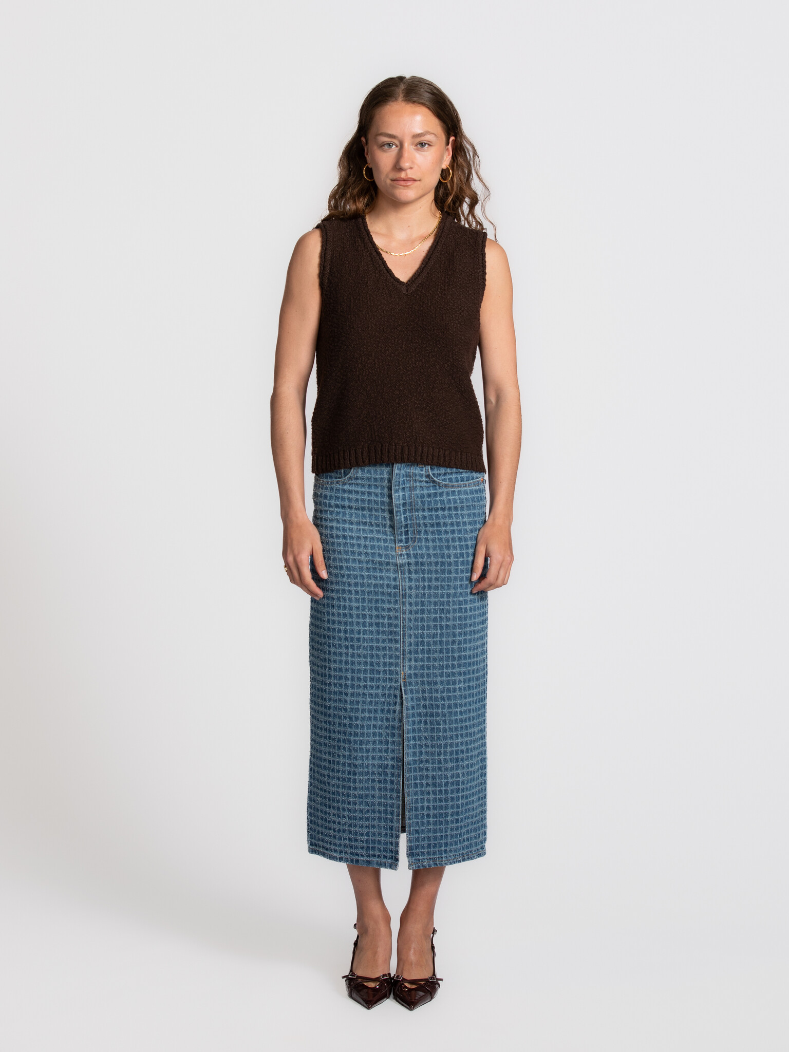 Les Soeurs denim midi rok Polly 3. Tijdloos denim. Deze rok valt op door zijn subtiele structuur en tijdloze uitstraling....