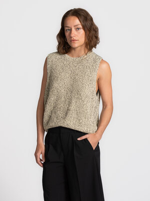 Sweater Twily. Soft in its simplicity. The knitted texture gives this piece instant character, while the sleeveless shape...