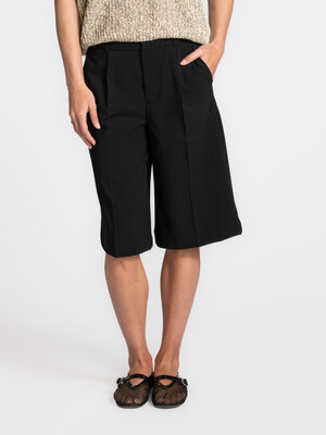 Bermuda Bamudo Willah. Un bermuda qui évoque un style plus classique, tout en étant plus doux et fluide, apportant struct...