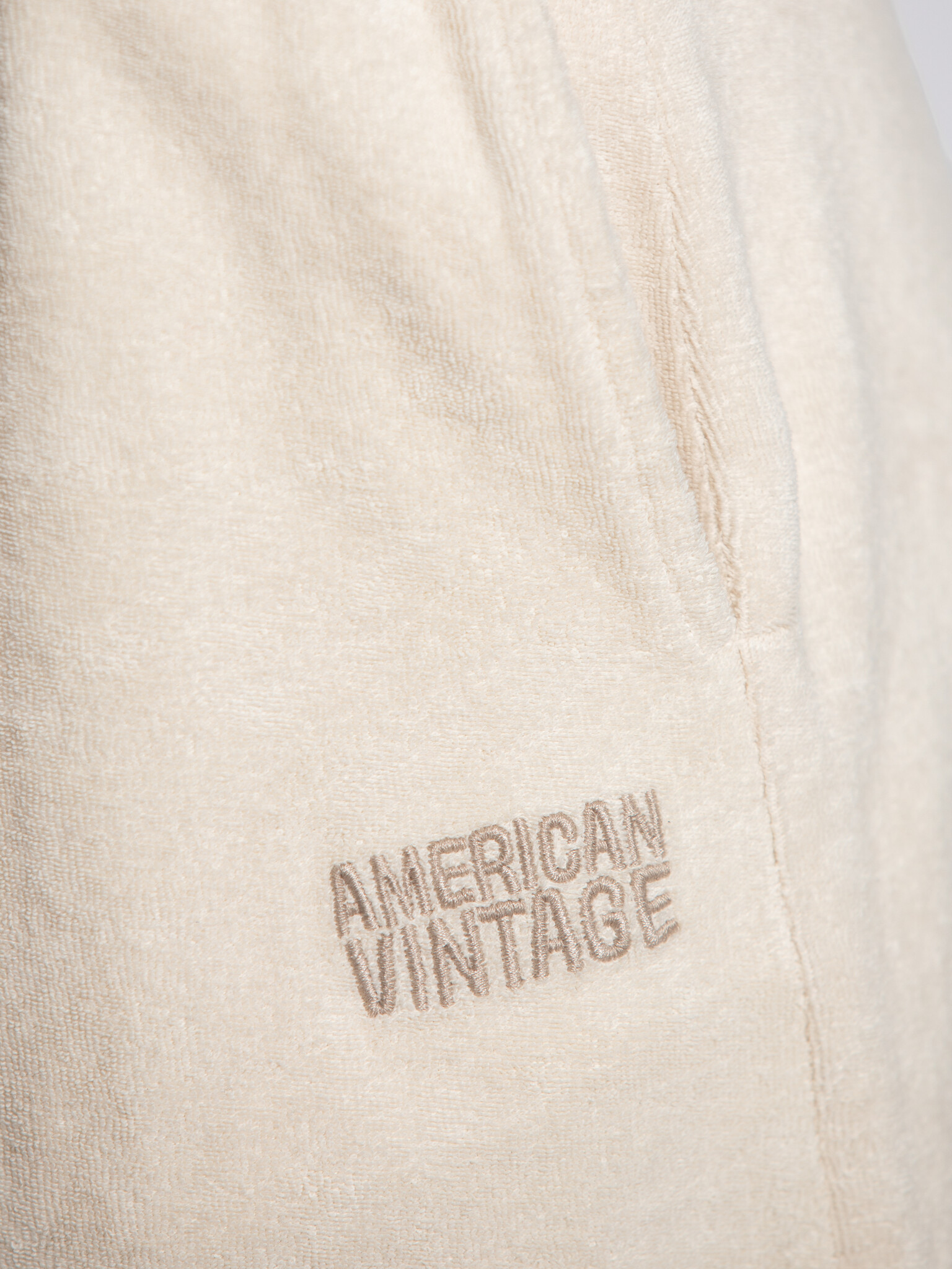 American Vintage terry bermuda Fuxow 6. Soft terry days. Ce bermuda en tissu éponge doux allie confort et allure décontra...