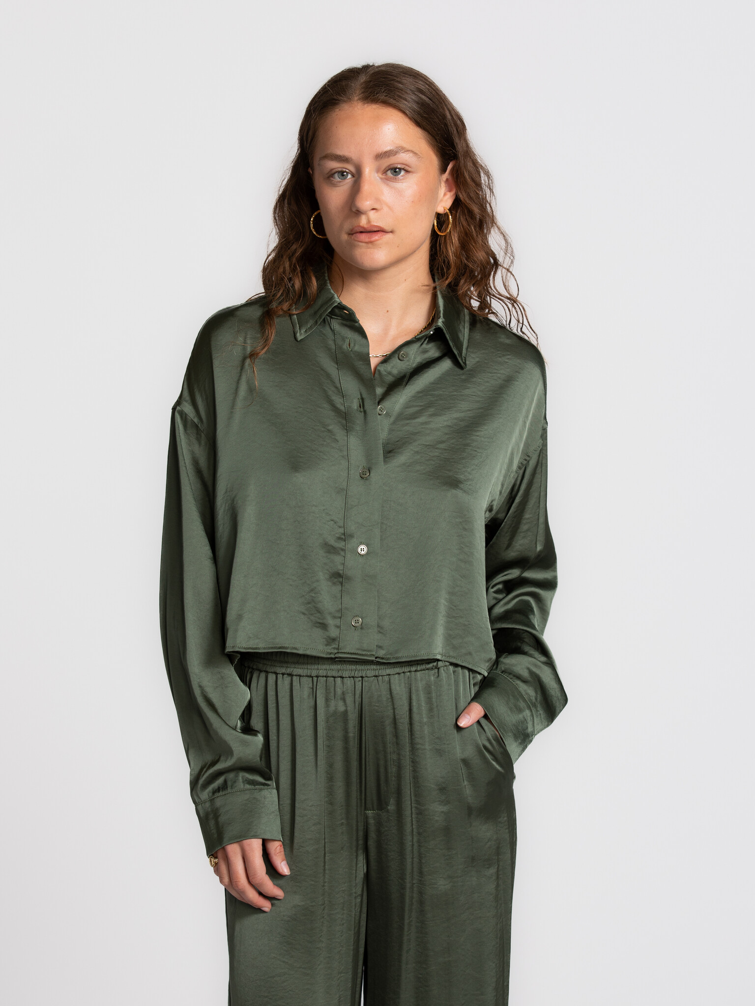 MBYM cropped blouse Emele Quill 1. Deep tones, effortless days. Zo’n stuk dat moeiteloos elegant aanvoelt en elke outfit ...