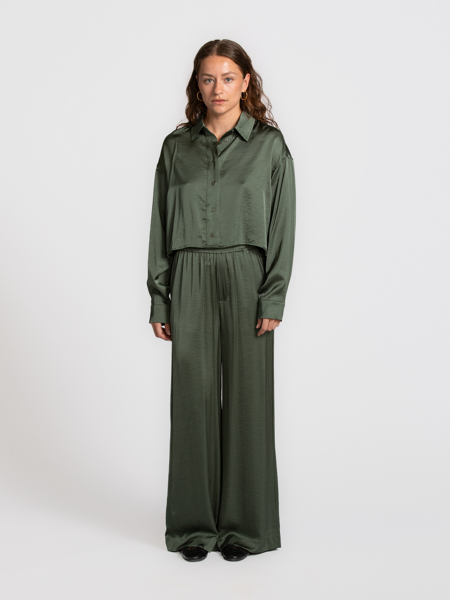 MBYM wijde broek Asaka Quill 3. Day to night dressing. Een broek die met je meebeweegt. De soepele satijnen stof en wijde...