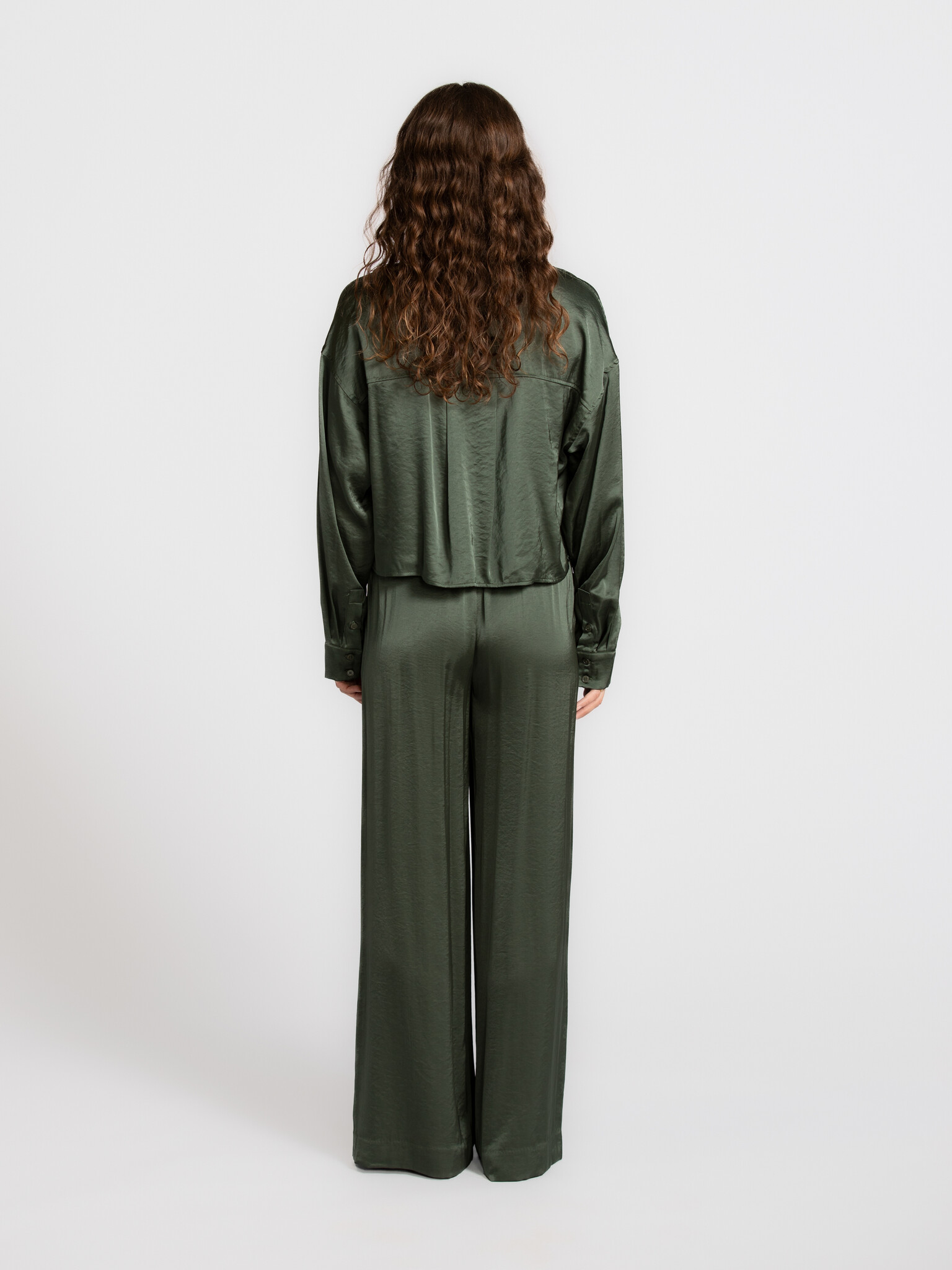 MBYM wijde broek Asaka Quill 5. Day to night dressing. Een broek die met je meebeweegt. De soepele satijnen stof en wijde...