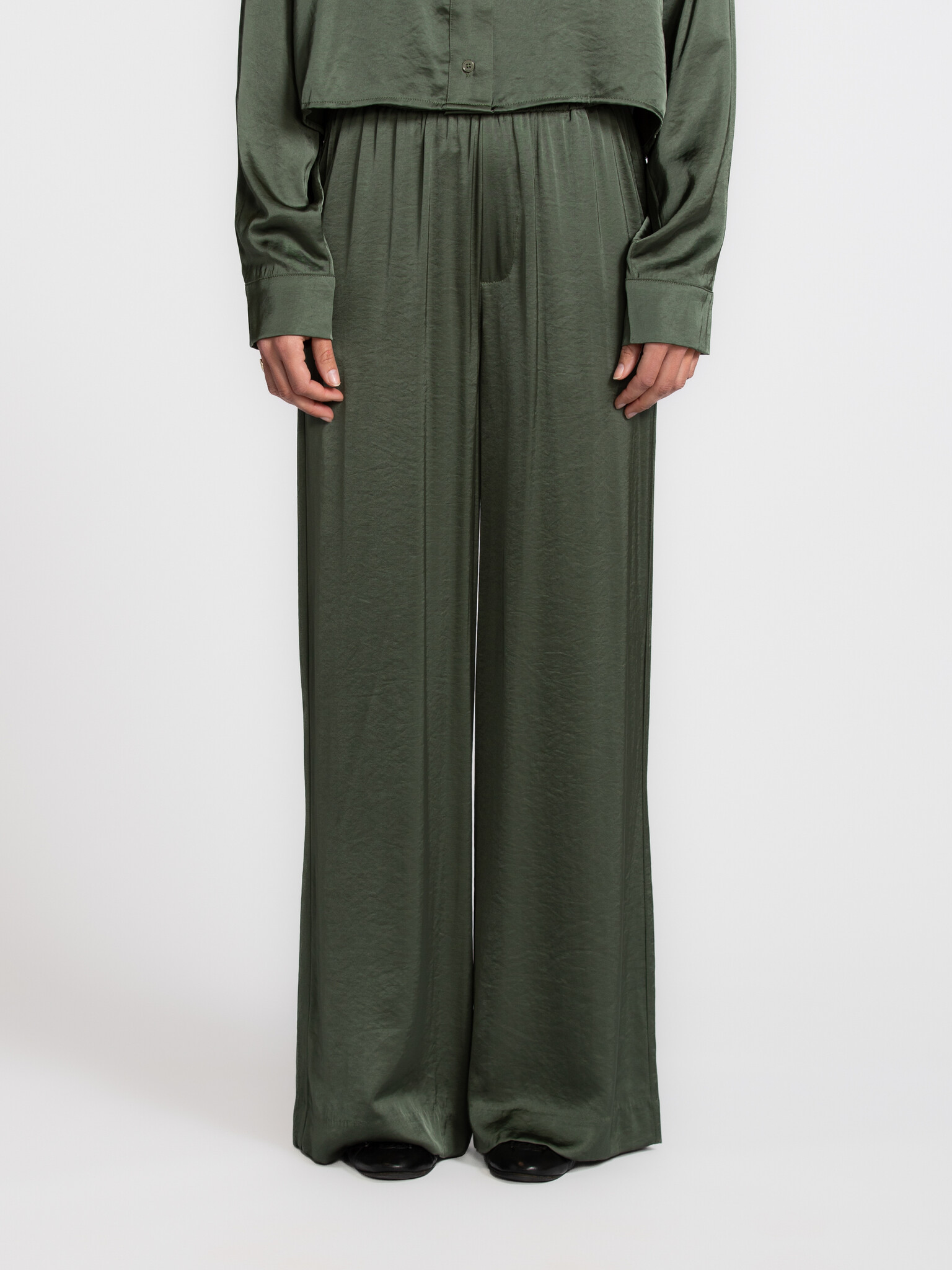 MBYM wijde broek Asaka Quill 1. Day to night dressing. Een broek die met je meebeweegt. De soepele satijnen stof en wijde...
