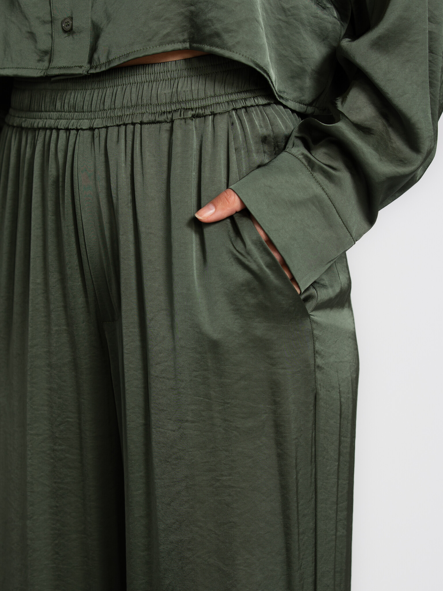 MBYM wijde broek Asaka Quill 4. Day to night dressing. Een broek die met je meebeweegt. De soepele satijnen stof en wijde...