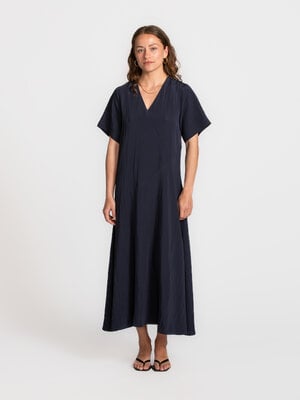 Robe Iona. Une robe longue qui accompagne chacun de vos mouvements avec fluidité. Elle vous suit d’un endroit à l’autre, ...