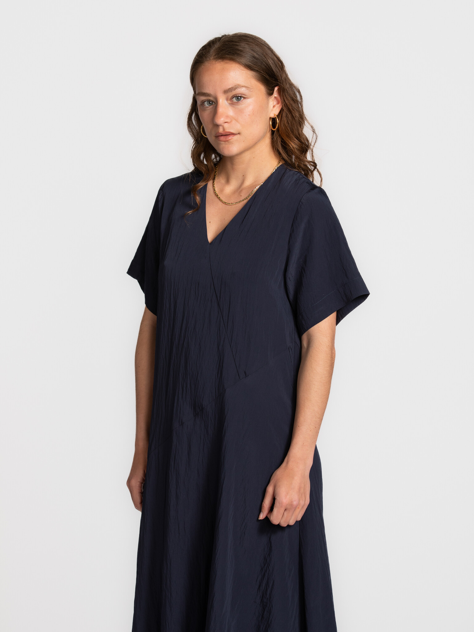 Selected maxi dress Iona 3. A maxi dress that moves effortlessly with you, creating a soft flow with every step. It carri...