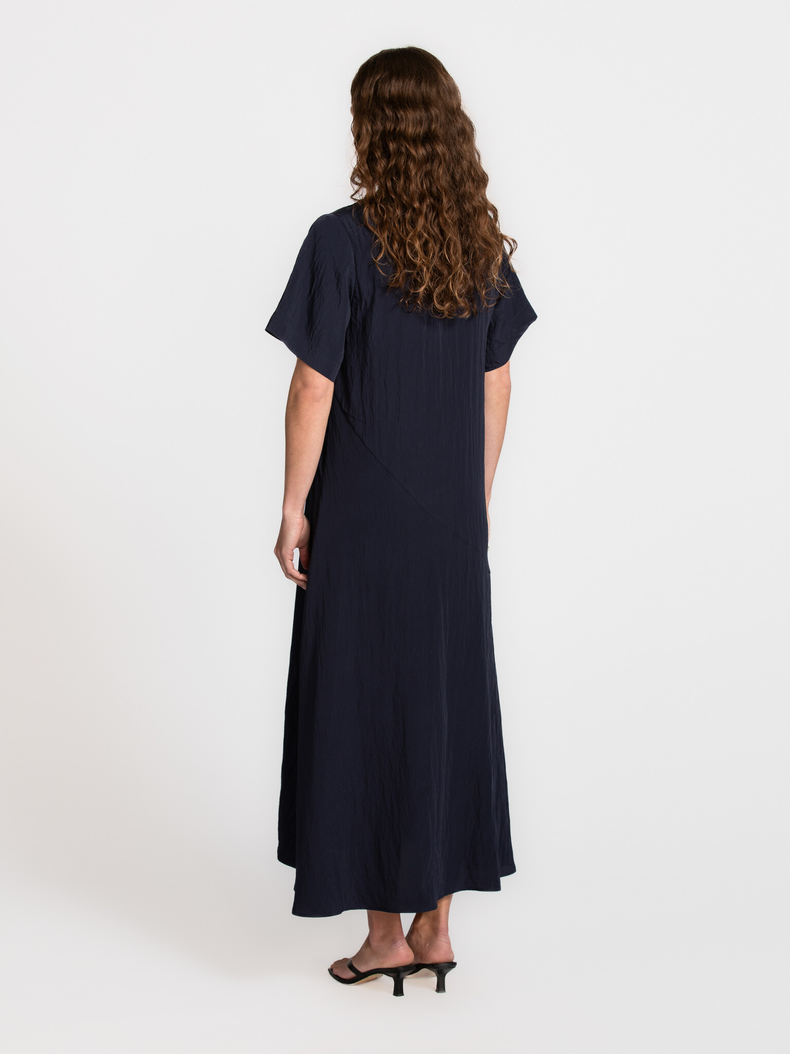 Selected maxi dress Iona 5. A maxi dress that moves effortlessly with you, creating a soft flow with every step. It carri...