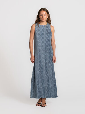 Jurk Anya. Een jurk die meteen iets bijzonders uitstraalt. Ze voelt licht en brengt een rustige elegantie in elke bewegin...