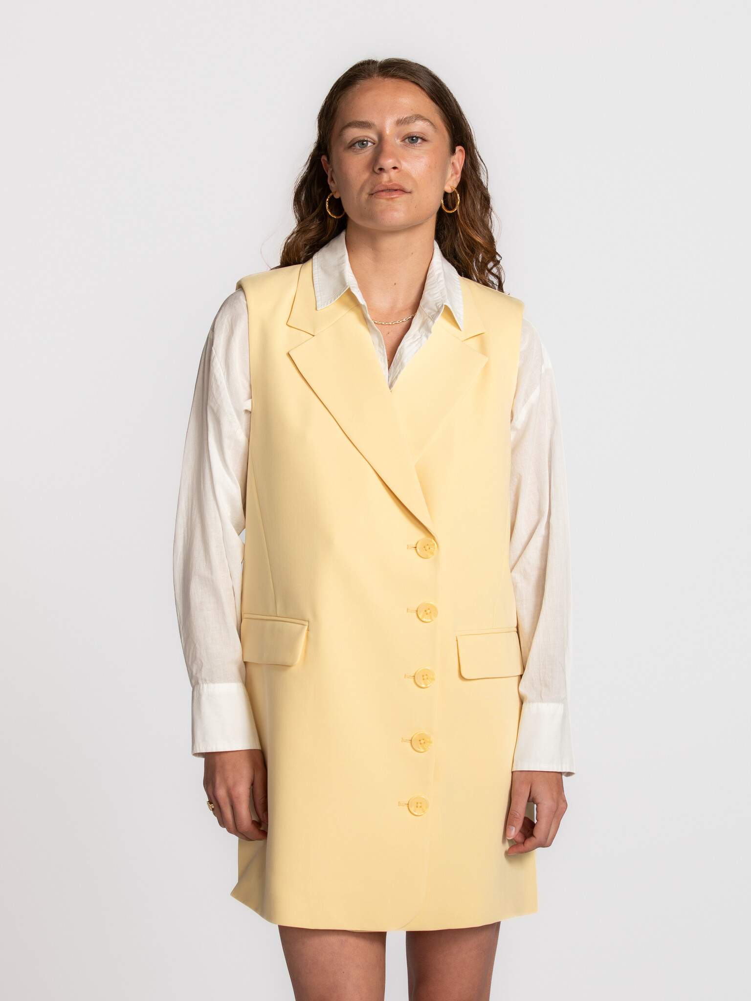 Les Soeurs blazer robe Helena 3. Power dressing, reinventé. Cette robe blazer sans manches associe une coupe nette à une ...
