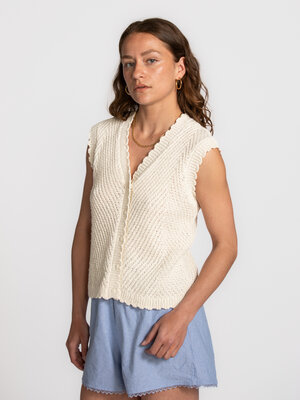 Top Maisa Eloven. Delicate knits. This knitted top with an openwork structure and V-neck radiates pure softness. The subt...