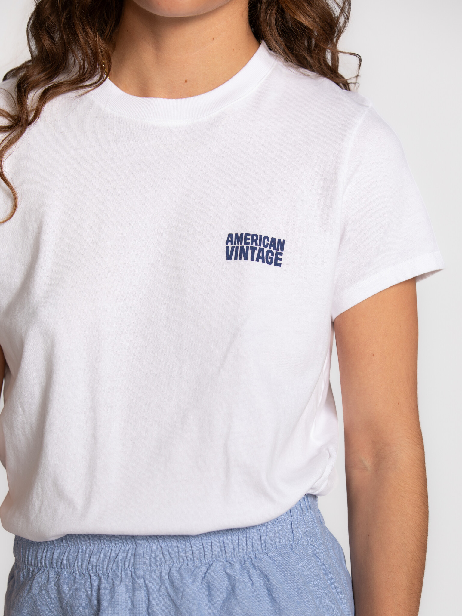 American Vintage T-shirt ajusté Ykobow 4. Un essentiel du quotidien. Avec sa coupe ajustée et son logo discret, ce t-shir...