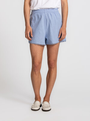 Short Feoly. A touch of lace. Ce short avec détail en dentelle apporte une touche rétro, féminine et preppy. La coupe déc...