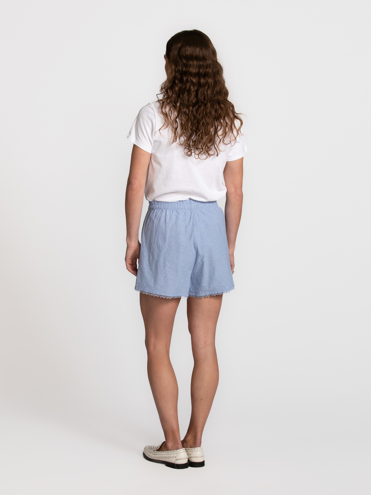 American Vintage short Feoly 5. A touch of lace. Ce short avec détail en dentelle apporte une touche rétro, féminine et p...