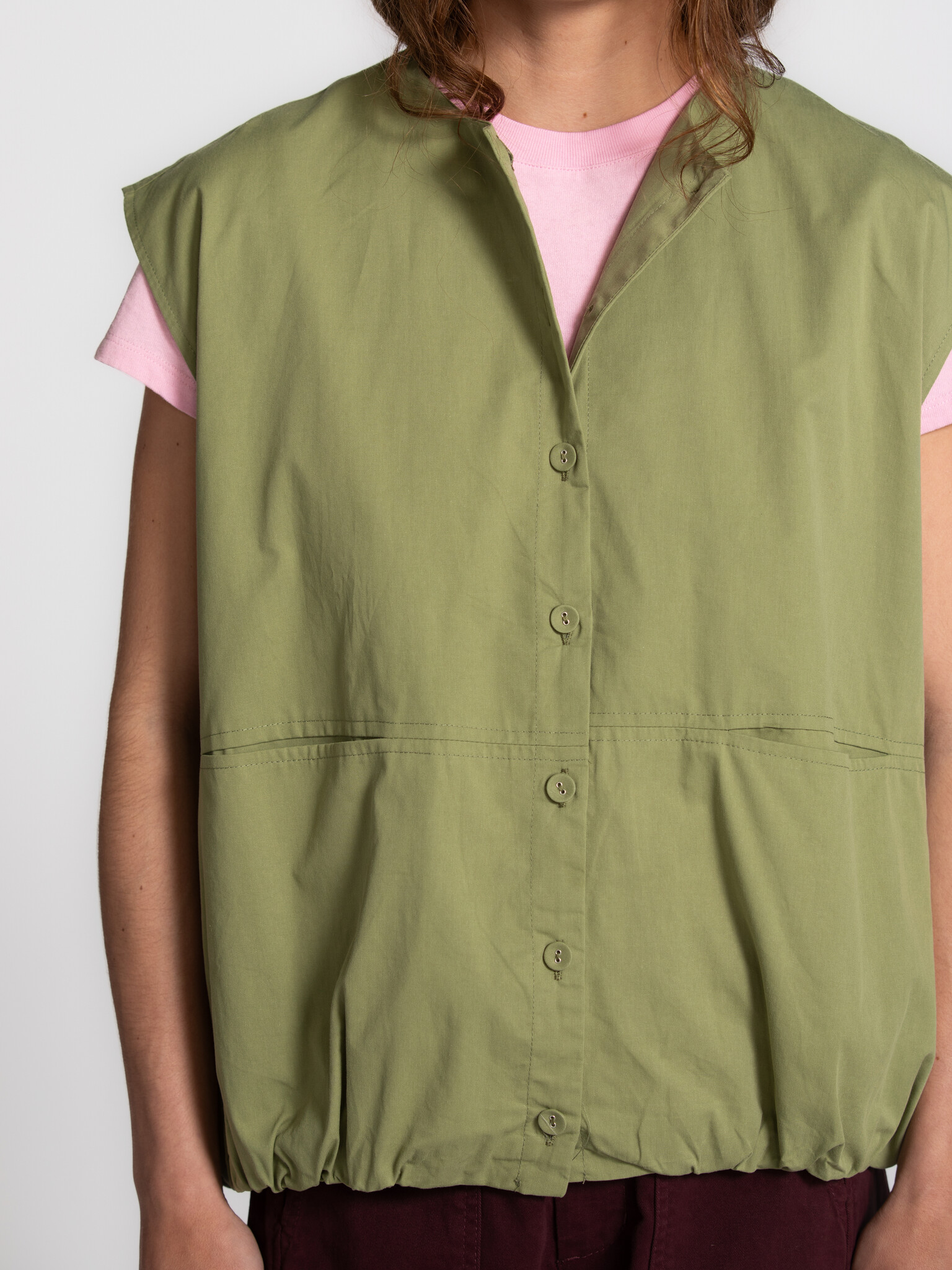Le Marais Bomber Sans Manches 4. Parfois, une seule pièce suffit. Ce bomber sans manches est léger, effortless et étonnam...