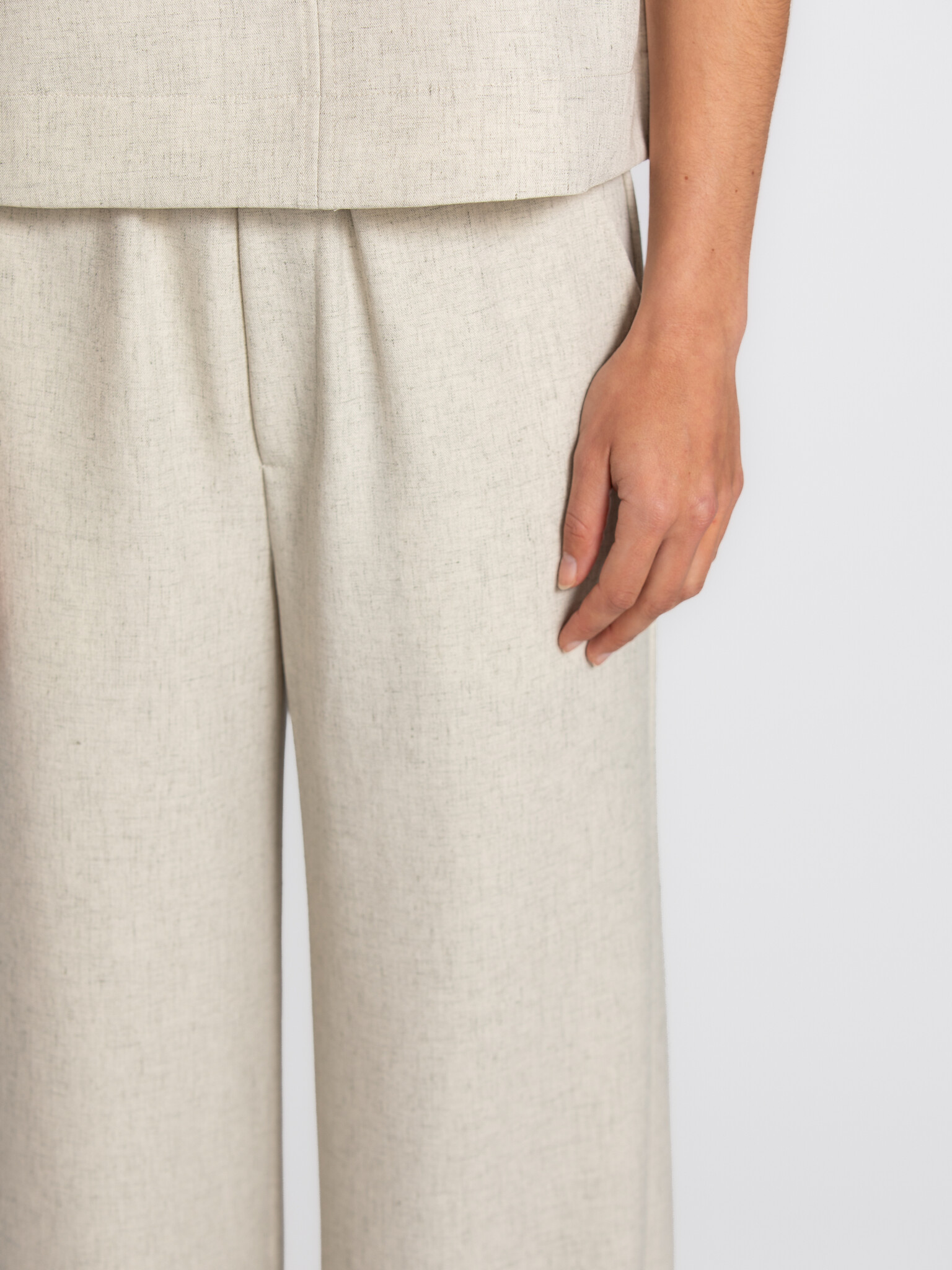 MBYM wide leg trousers Asaka Morella 4. A relaxed fit that feels right from the start. The wide cut offers space and comf...