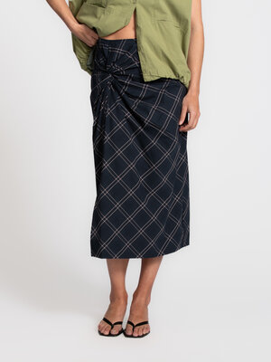 Skirt Delia. A midi skirt where simplicity and detail meet, with a twist at the side that adds movement and a slightly di...