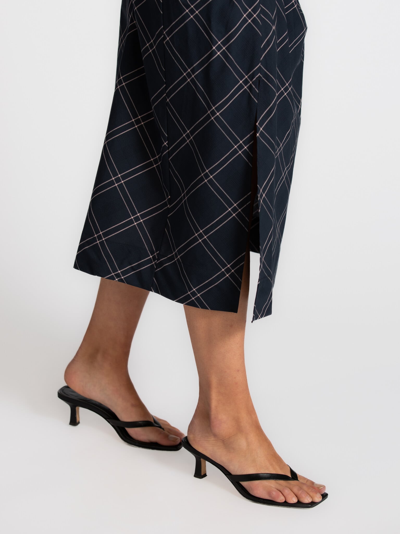 Selected twist midi skirt Delia 4. A midi skirt where simplicity and detail meet, with a twist at the side that adds move...