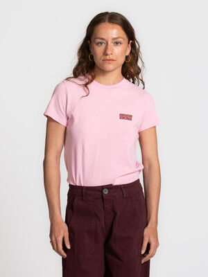 T-shirt Ykobow. A soft shade that instantly stands out. This T-shirt with a subtle logo detail brings a fresh touch to yo...