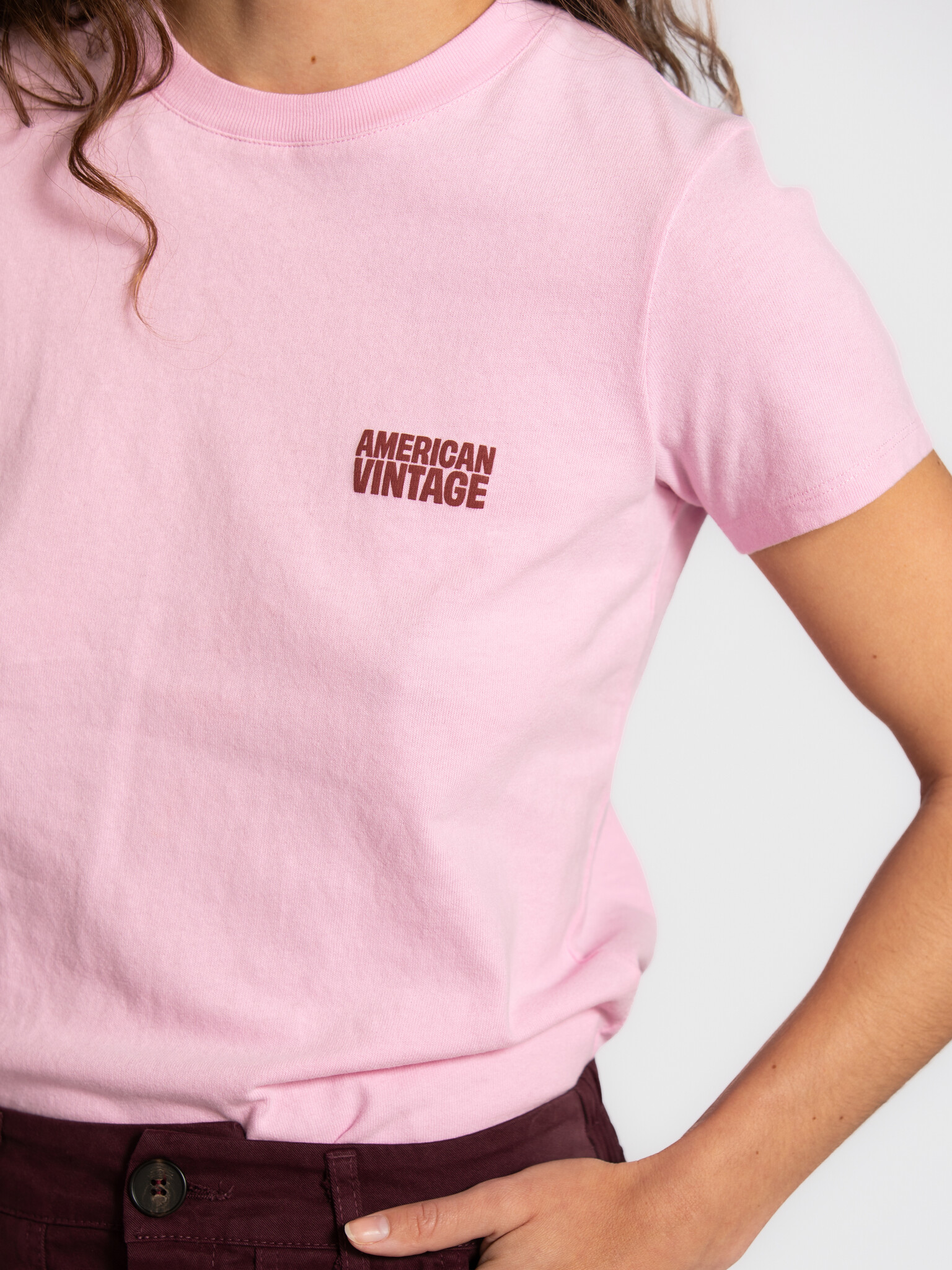 American Vintage t-shirt ajusté Ykobow 4. Une teinte douce qui attire immédiatement le regard. Ce t-shirt avec un logo di...