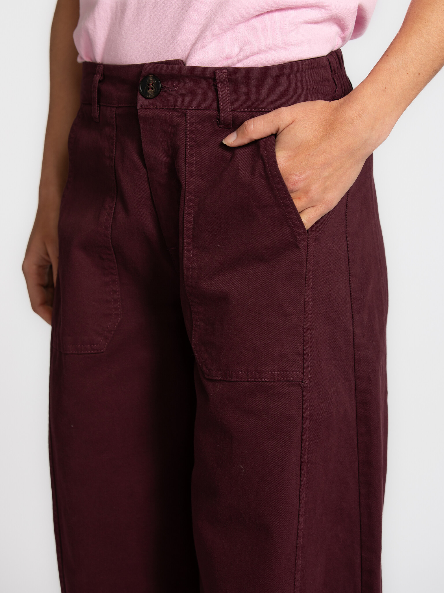 Le Marais pantalon coupe ballon Renee 4. Riche en couleur, mais facile à porter. Ce pantalon bordeaux apporte de la struc...