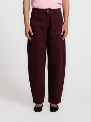 Pantalon Renee. Riche en couleur, mais facile à porter. Ce pantalon bordeaux apporte de la structure à votre tenue et se ...