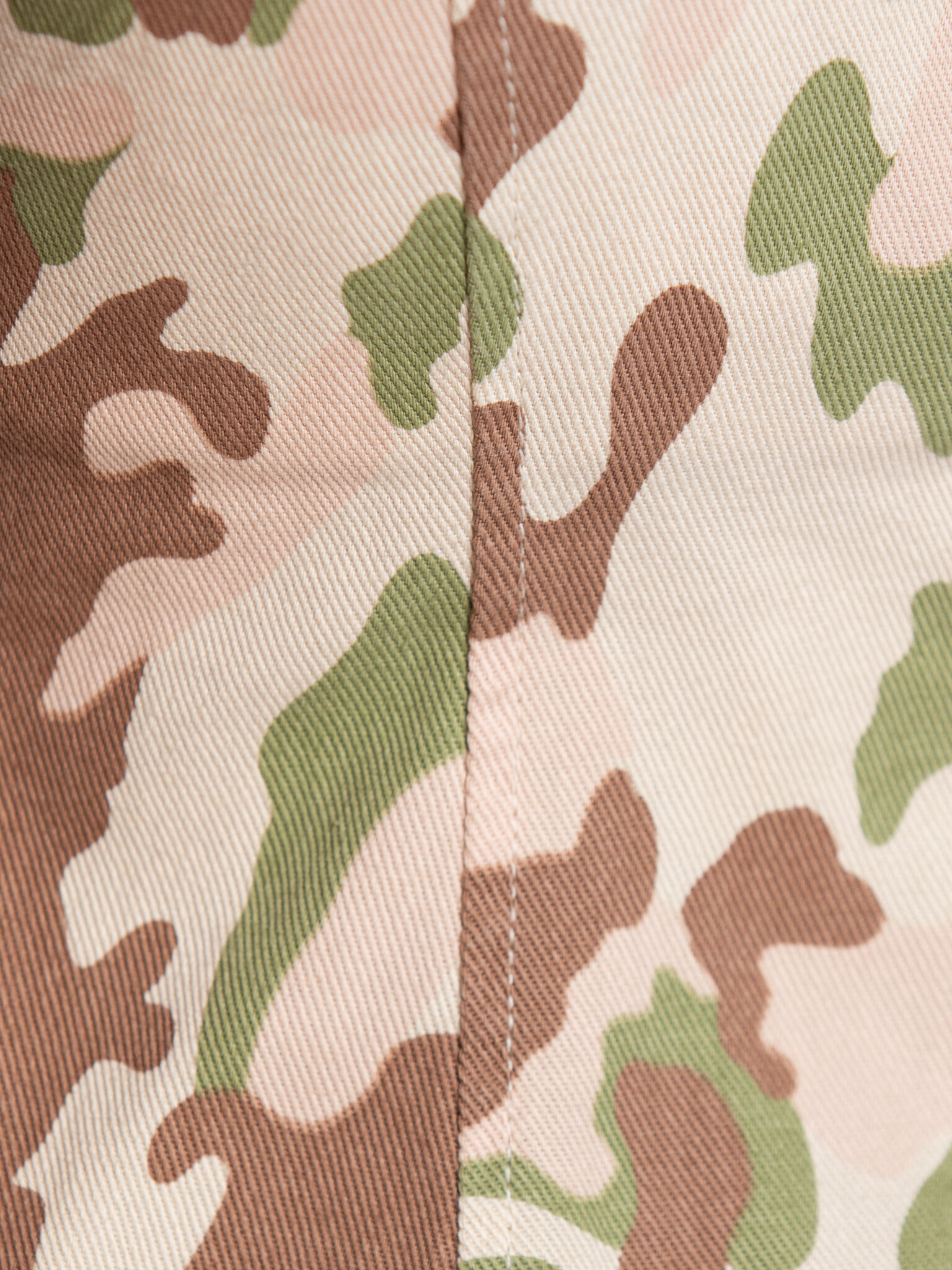 Le Marais top sans manches Camouflage 6. Ce top est à la fois audacieux et raffiné. L’imprimé camouflage apporte du carac...