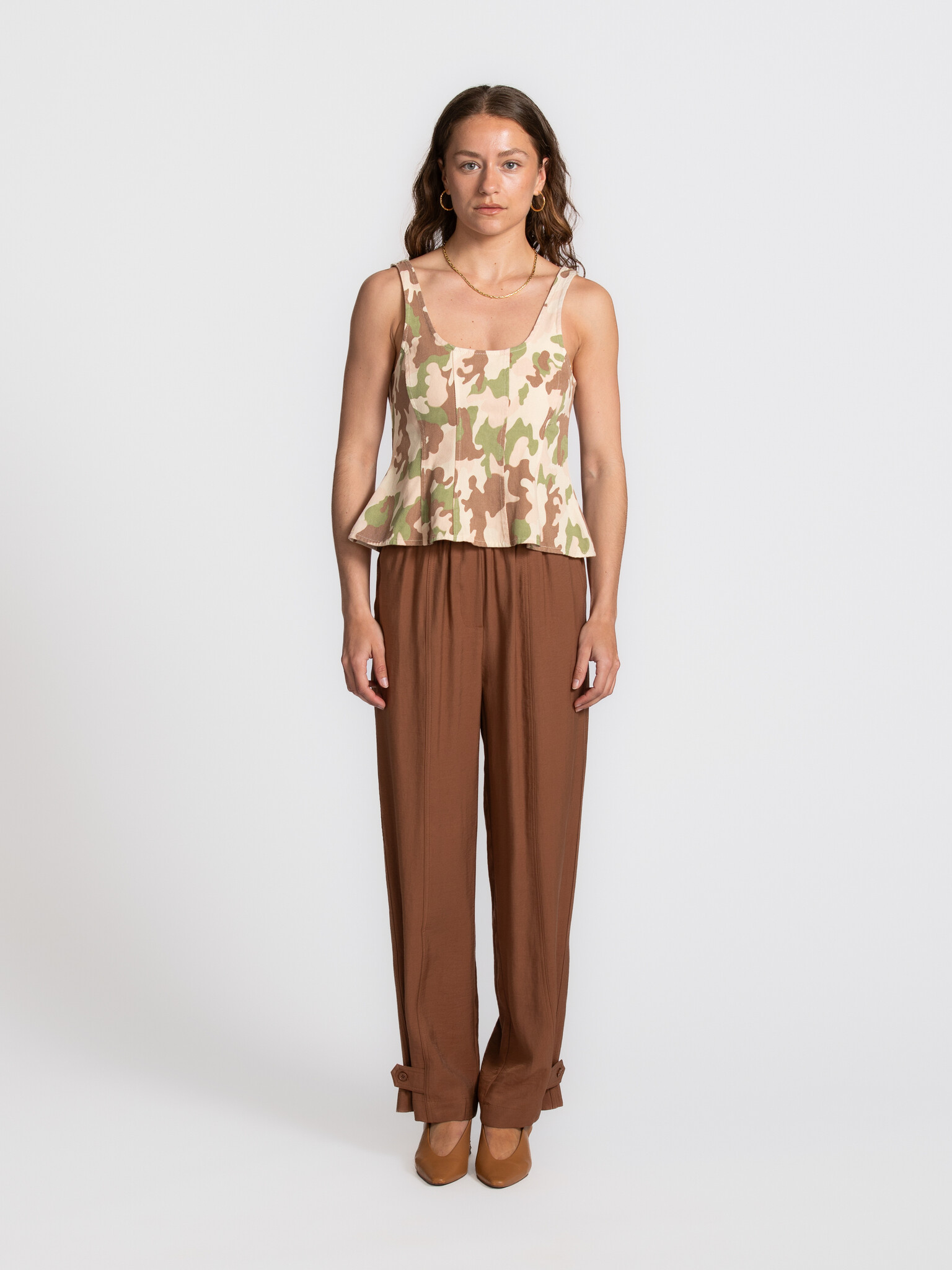 Le Marais top sans manches Camouflage 3. Ce top est à la fois audacieux et raffiné. L’imprimé camouflage apporte du carac...